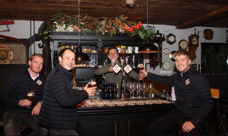 Blauw APA drinken aan de bar